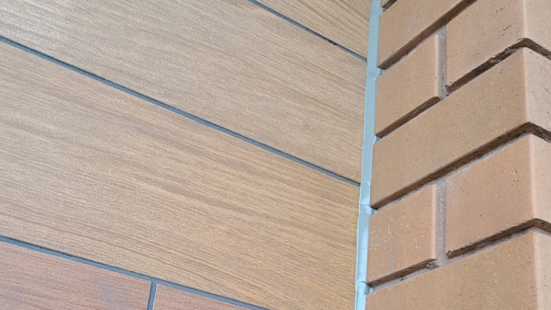 Well-executed corner caulking on a building, ensuring a seamless and weather-resistant finish that enhances both functionality and appearance.